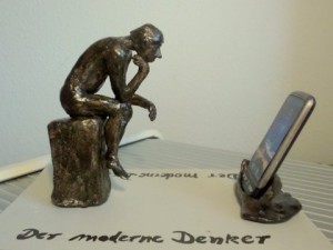  Der-moderne-Denker Skulptur von rechts